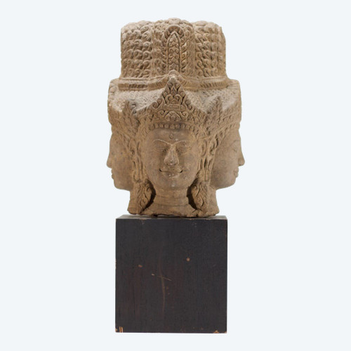 Testa di Brahma in arenaria, stile Khmer.