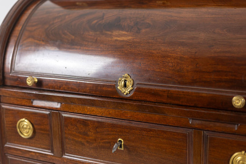 Bureau – ou secrétaire, à cylindre, en acajou. Époque fin XVIIIe.