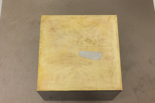 Table basse en laiton doré et verre fumé. Années 1970.
