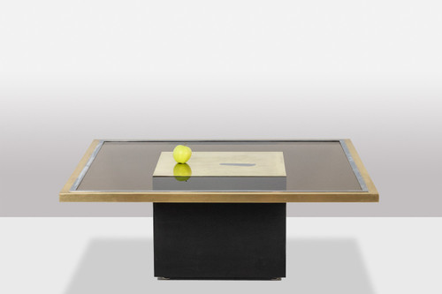 Table basse en laiton doré et verre fumé. Années 1970.