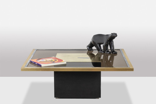 Table basse en laiton doré et verre fumé. Années 1970.