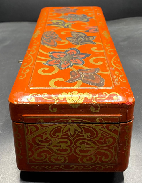 LACQUERED GLOVE BOX