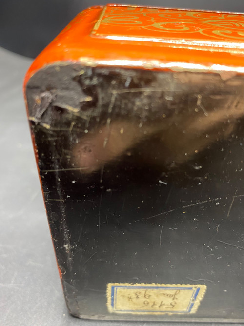 LACQUERED GLOVE BOX