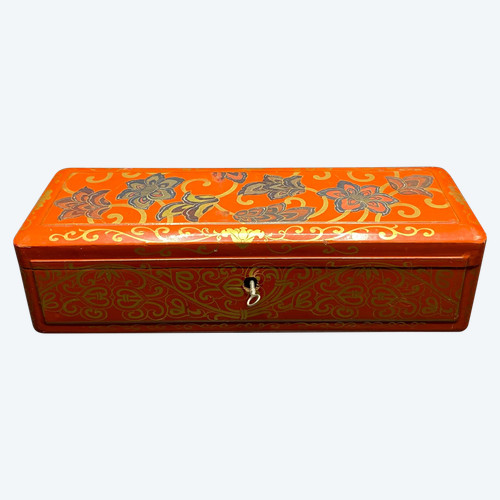 LACQUERED GLOVE BOX