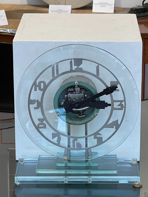 Wunderschöne transparente elektrische Pendeluhr aus ATO-Glas, Art Déco, Frankreich, Circa 1930