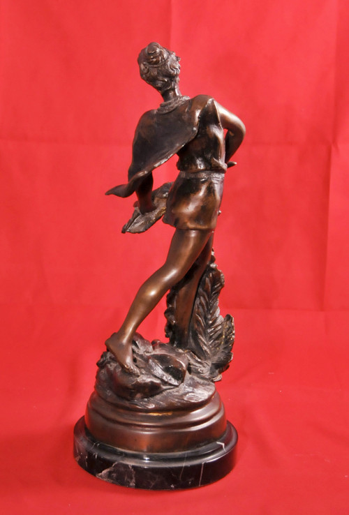 DOLL, donna in bronzo