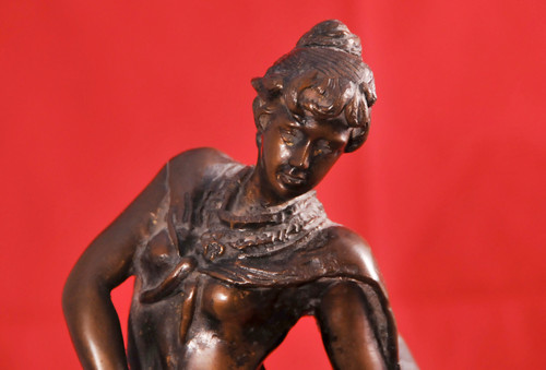 DOLL, donna in bronzo
