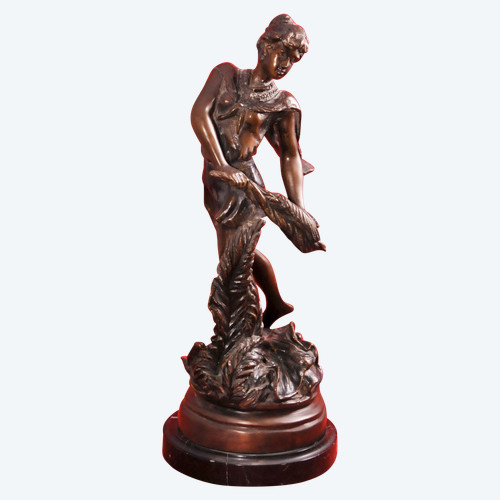 DOLL, donna in bronzo