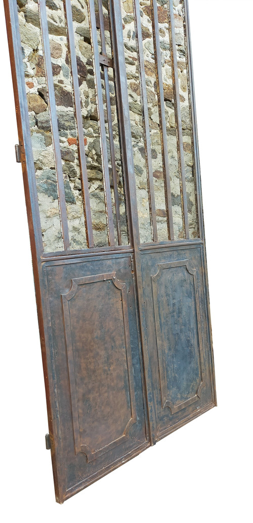 Antica porta doppia in metallo del XIX secolo