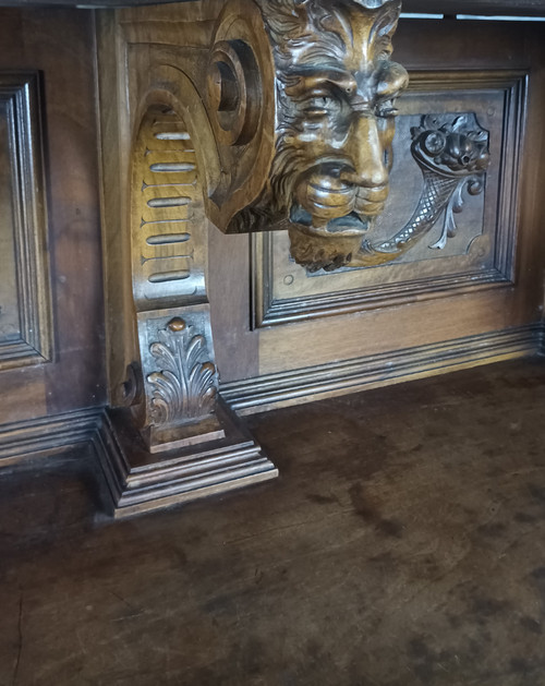 Renaissance Buffet aus Nussbaumholz 19.