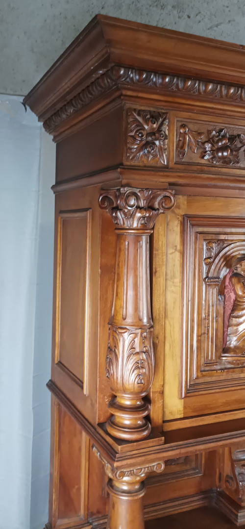 Renaissance Buffet aus Nussbaumholz 19.