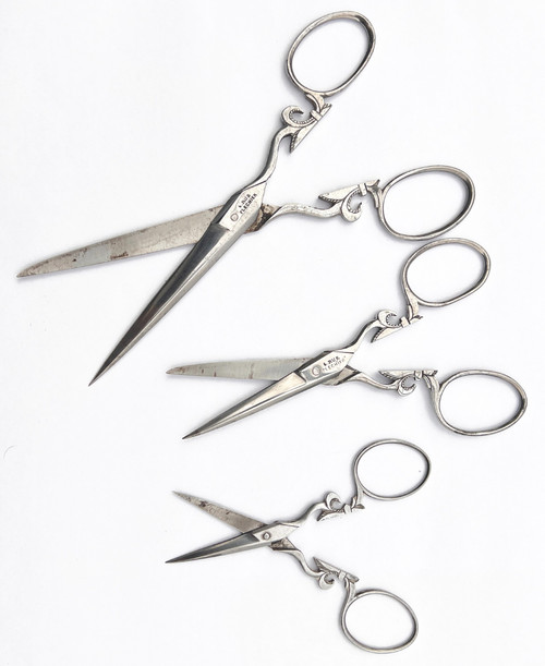 Ecrin De Trois Paires De Ciseaux à Broder De Lingères acier Signés Peter fin XIXe Début XXe