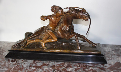 Bronzo di Edouard Drouot Indien En Embuscade devant Son Cheval