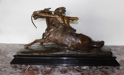Bronzo di Edouard Drouot Indien En Embuscade devant Son Cheval