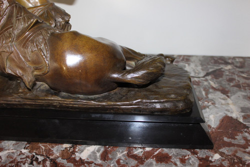 Bronzo di Edouard Drouot Indien En Embuscade devant Son Cheval