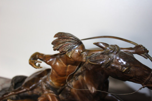 Bronzo di Edouard Drouot Indien En Embuscade devant Son Cheval