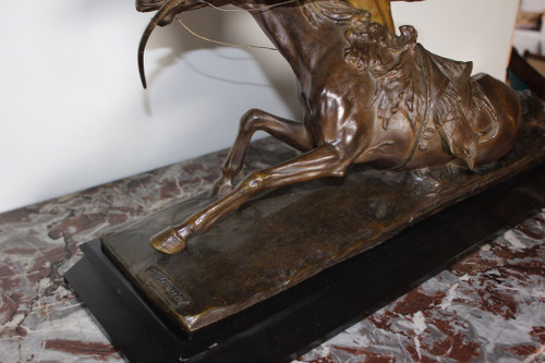 Bronzo di Edouard Drouot Indien En Embuscade devant Son Cheval