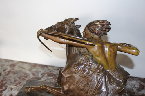 Bronzo di Edouard Drouot Indien En Embuscade devant Son Cheval
