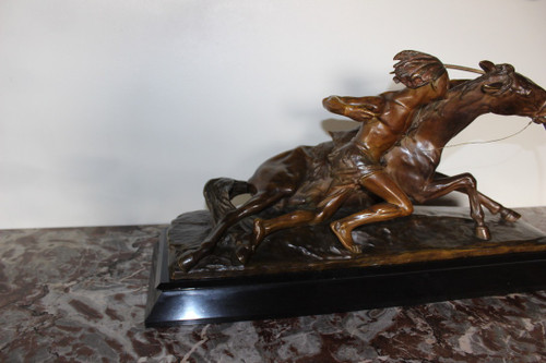 Bronzo di Edouard Drouot Indien En Embuscade devant Son Cheval