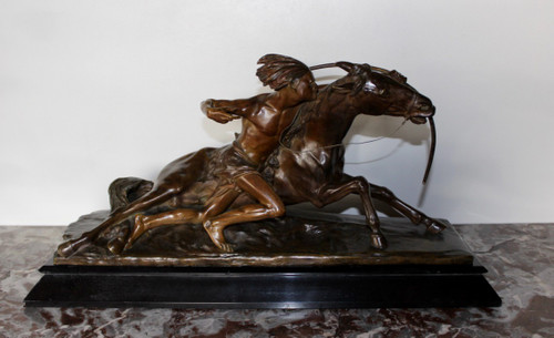 Bronzo di Edouard Drouot Indien En Embuscade devant Son Cheval