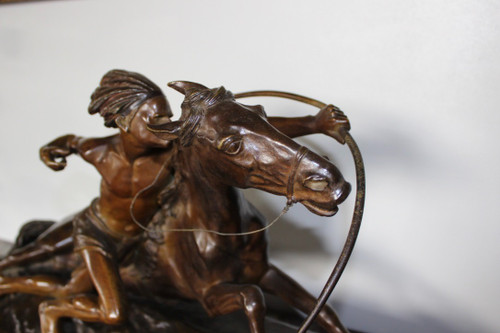 Bronzo di Edouard Drouot Indien En Embuscade devant Son Cheval
