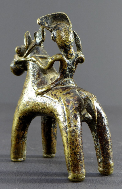 Inde, Fin Du XIXème Siècle, Statue équestre D’art Tribal En Bronze Représentant Un Cavalier.