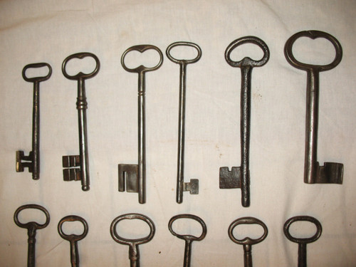 Wrought iron keys from the 17th and 18th centuries Important collection of large keys 18 pieces