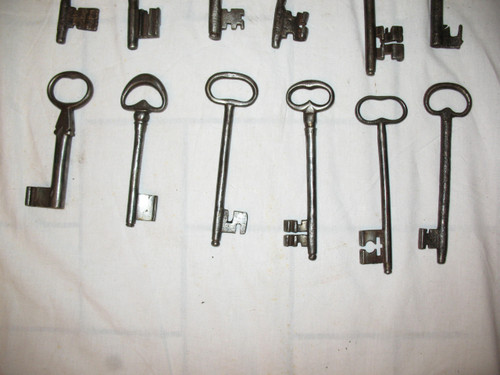 Wrought iron keys from the 17th and 18th centuries Important collection of large keys 18 pieces