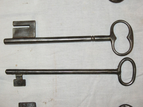 Wrought iron keys from the 17th and 18th centuries Important collection of large keys 18 pieces