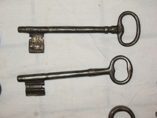 Wrought iron keys from the 17th and 18th centuries Important collection of large keys 18 pieces