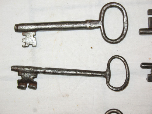 Wrought iron keys from the 17th and 18th centuries Important collection of large keys 18 pieces