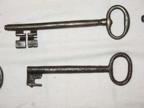Wrought iron keys from the 17th and 18th centuries Important collection of large keys 18 pieces