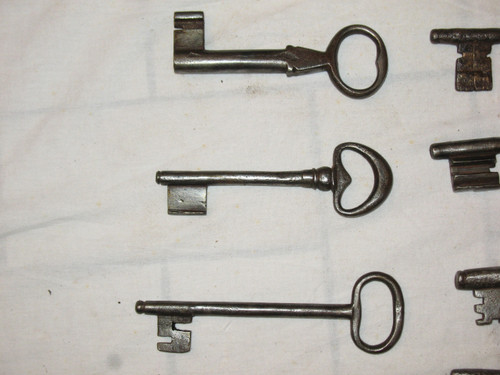 Wrought iron keys from the 17th and 18th centuries Important collection of large keys 18 pieces