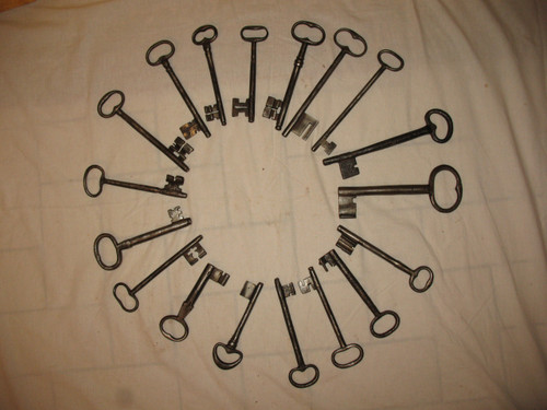 Wrought iron keys from the 17th and 18th centuries Important collection of large keys 18 pieces