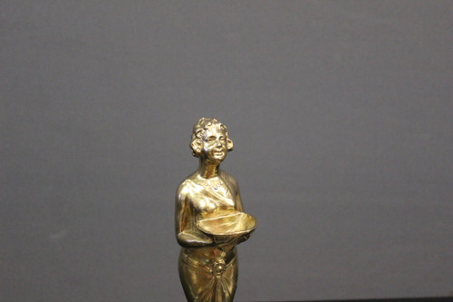 Sculpture Art Déco En Régule Doré Représentant Une Femme Vers 1930