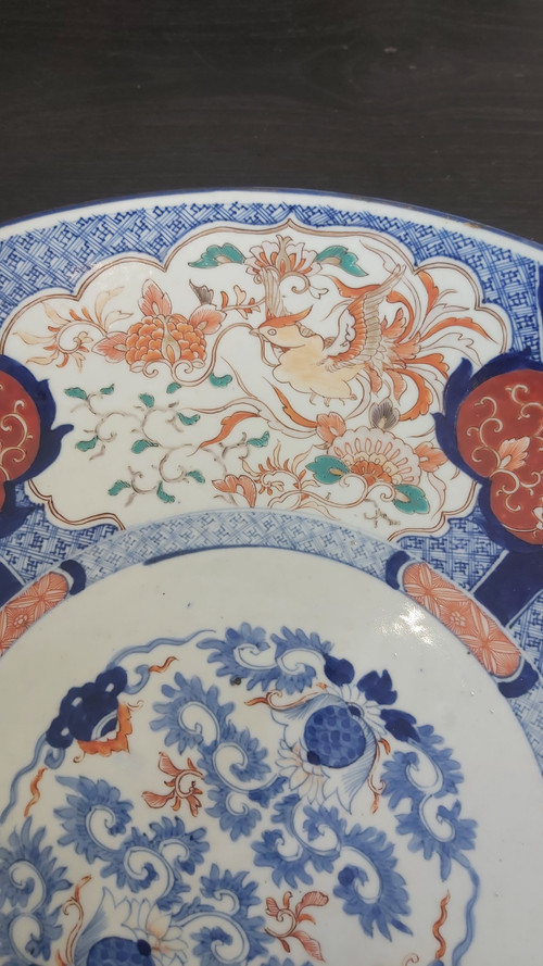 Raro e grandissimo piatto Imari del XIX secolo