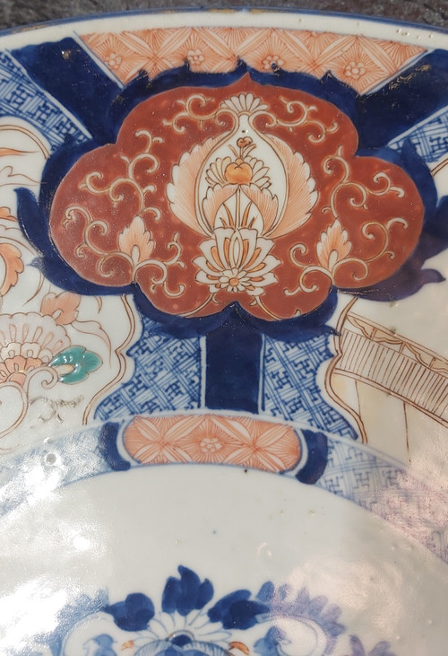 Raro e grandissimo piatto Imari del XIX secolo