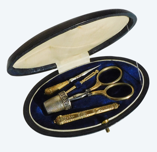 Piccolo set da cucito in vermeil con custodia in pelle della fine del XIX e inizio del XX secolo
