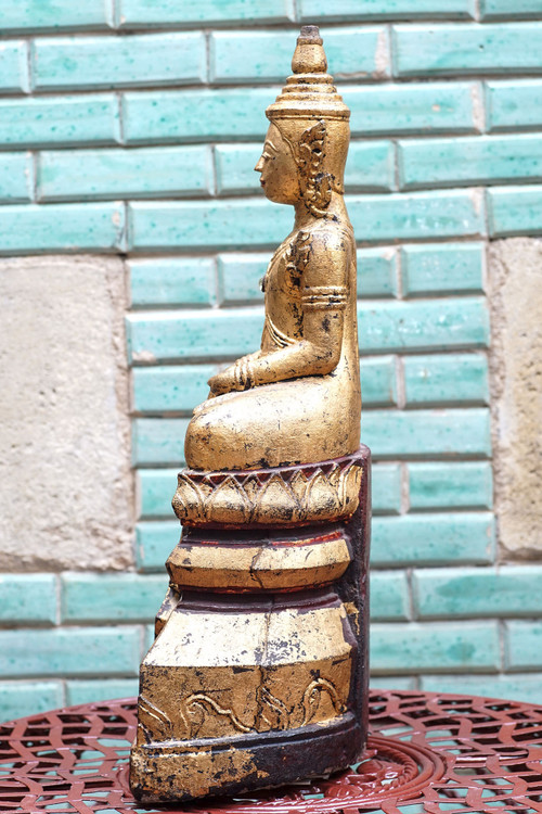 Notevole Buddha in pietra, dorato in oro, Thailandia