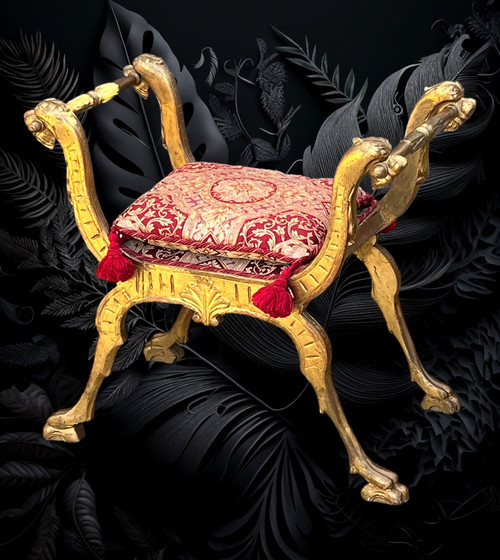 PAIRE DE TABOURETS CURULE ITALIEN DU XIXe EN BOIS SCULPTÉ ET DORÉ AVEC COUSSINS