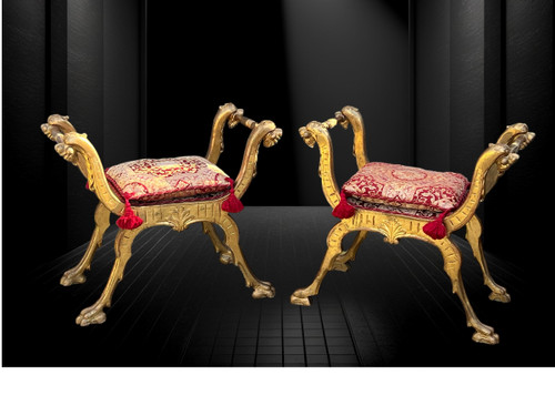 PAIRE DE TABOURETS CURULE ITALIEN DU XIXe EN BOIS SCULPTÉ ET DORÉ AVEC COUSSINS
