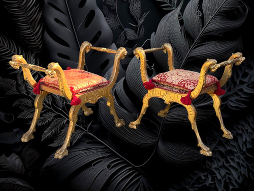 PAIRE DE TABOURETS CURULE ITALIEN DU XIXe EN BOIS SCULPTÉ ET DORÉ AVEC COUSSINS