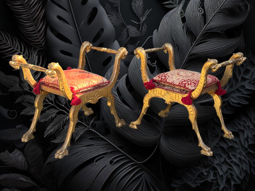 PAIRE DE TABOURETS CURULE ITALIEN DU XIXe EN BOIS SCULPTÉ ET DORÉ AVEC COUSSINS