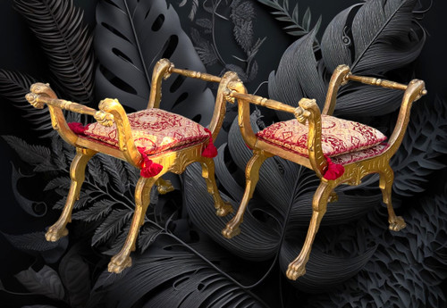 PAIRE DE TABOURETS CURULE ITALIEN DU XIXe EN BOIS SCULPTÉ ET DORÉ AVEC COUSSINS