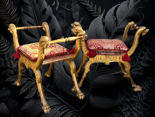 PAIRE DE TABOURETS CURULE ITALIEN DU XIXe EN BOIS SCULPTÉ ET DORÉ AVEC COUSSINS