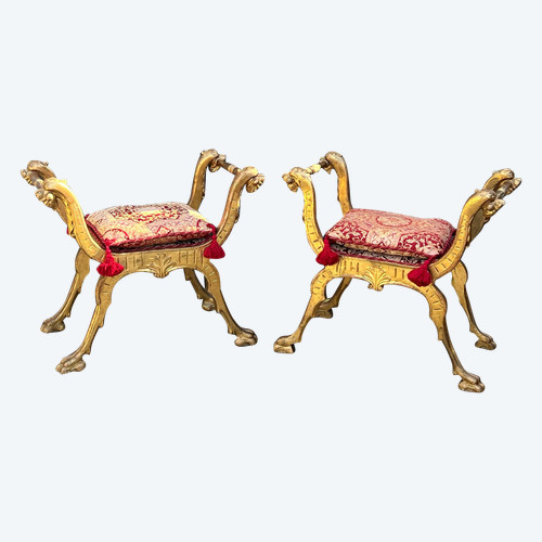 PAIRE DE TABOURETS CURULE ITALIEN DU XIXe EN BOIS SCULPTÉ ET DORÉ AVEC COUSSINS