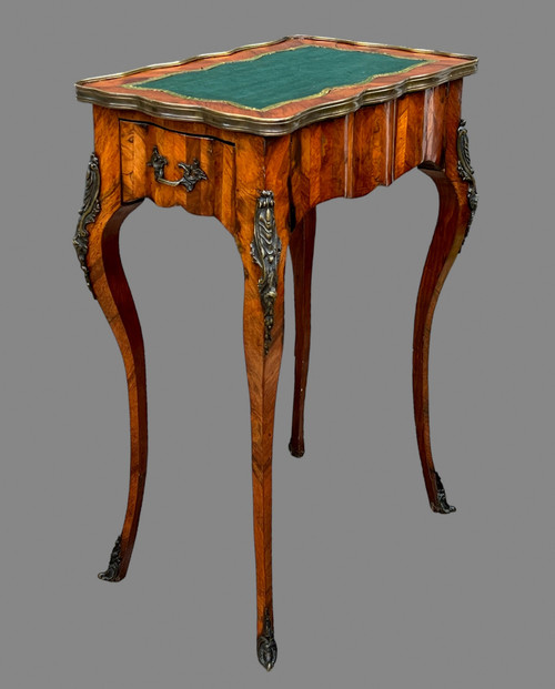 TABLE DE SALON ESTAMPILLÉE DU XIXe DE STYLE LOUIS XV / VIOLONÉE EN MARQUETERIE