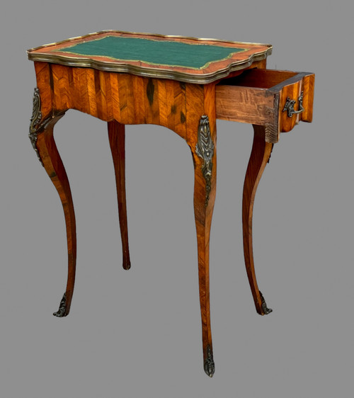 TABLE DE SALON ESTAMPILLÉE DU XIXe DE STYLE LOUIS XV / VIOLONÉE EN MARQUETERIE