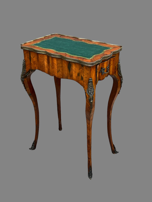 TABLE DE SALON ESTAMPILLÉE DU XIXe DE STYLE LOUIS XV / VIOLONÉE EN MARQUETERIE
