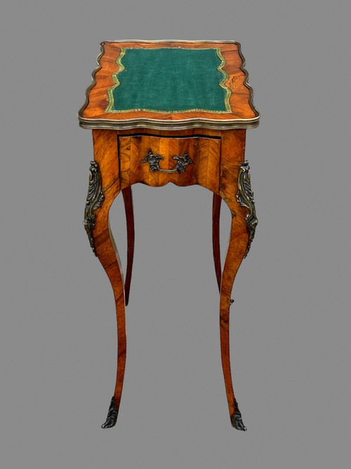 TABLE DE SALON ESTAMPILLÉE DU XIXe DE STYLE LOUIS XV / VIOLONÉE EN MARQUETERIE